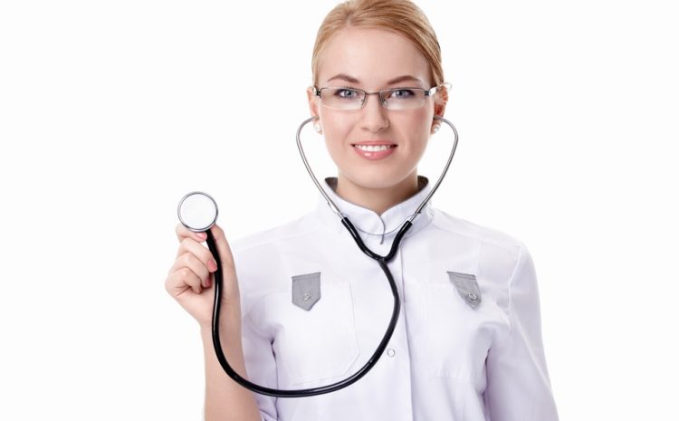 Para além dos livros: qual o papel social da medicina além de curar?